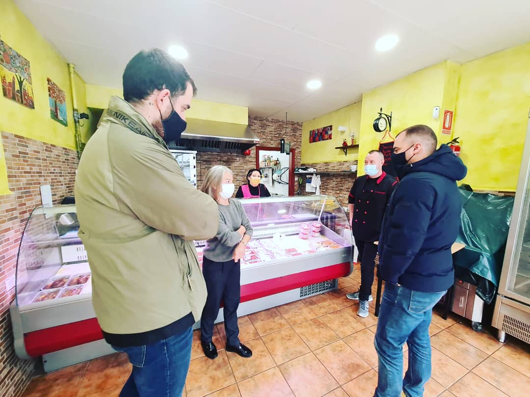 jordi_ballart's tweet image. El #CàteringSocialTK cada dia serveix més de 90 àpats gratis a persones vulnerables de #LesArenes i ofereix el mateix menú per 5€ als que sí poden pagar-lo i desitgen col•laborar. La Tere i l'equip ens han parlat de la lloable feina que fan i els hem agraït la seva dedicació!
