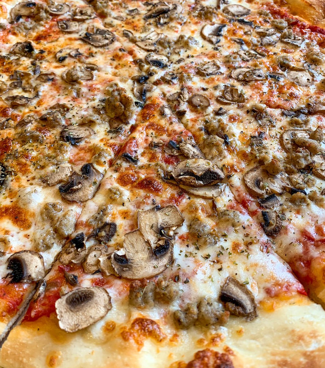 zpizza's tweet photo. What a sight... 😍 Order your favorite zpizza today and receive $10 off $25 when you order online! Use code:1025. Valid today only 3/2. 

Order now: https://t.co/qplGst7QVn https://t.co/jKcKaPRLRY