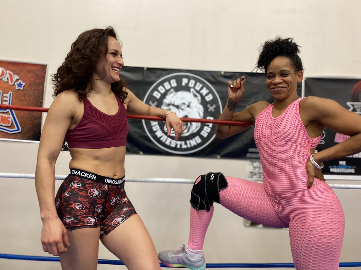 Find those women in your life who no matter what will make you smile 😃  @LaAbusadoradePR tu eres muy especial! Te amo perra! #sister #friends  #latinas #wrestlers, image size:1200x900