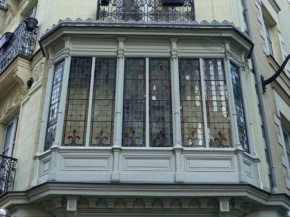 curiouscat1blog's tweet photo. #photography #photooftheday 📷#bowwindow #Patrimoine #architectural Superbe #fenêtre arquée, centre-ville de #Nantes... aujourd'hui salon de #barbier. 😍 https://t.co/Z4VUqisUAz
