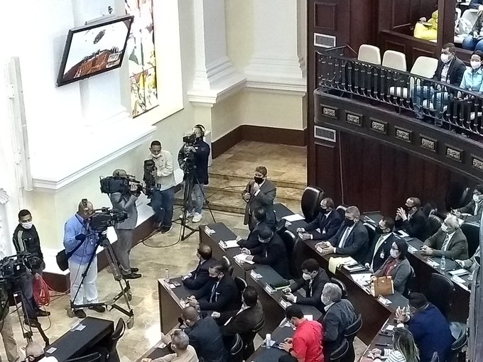#EnVivo | Diputado de la AN, <a href="/josegcorrea13/">José Gregorio Correa</a>, propone que una delegación del Parlamento examine la situación de manera directa de migrantes venezolanos en Perú, tras ataques y amenazas por parte de candidatos presidenciales en ese país

#VacunasEsperanzaYVida