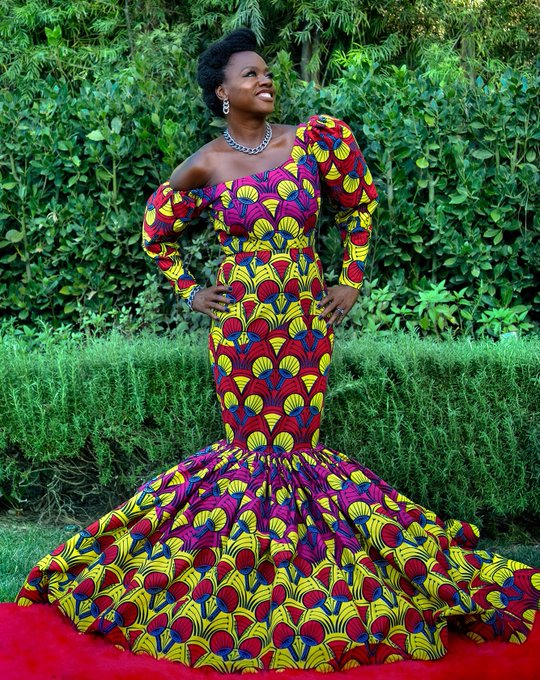 Africaglobalnew's tweet photo. #Hollywood star celebrates #African prints with gown: Hollywood star Viola Davis' gown for the Golden Globes awards showcased the work of Cameroon-born designer Claude Kameni.

#africaglobalnews #africanfashion #africanfashion #fashionafrica https://t.co/nGimytQ6dL