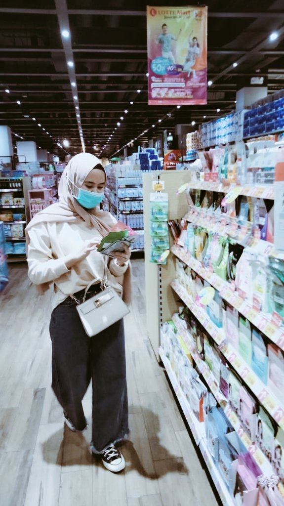 sehun_wfe's tweet photo. Kalau lagi kesel paling enak emang belanja https://t.co/NQuHjo1Q8K