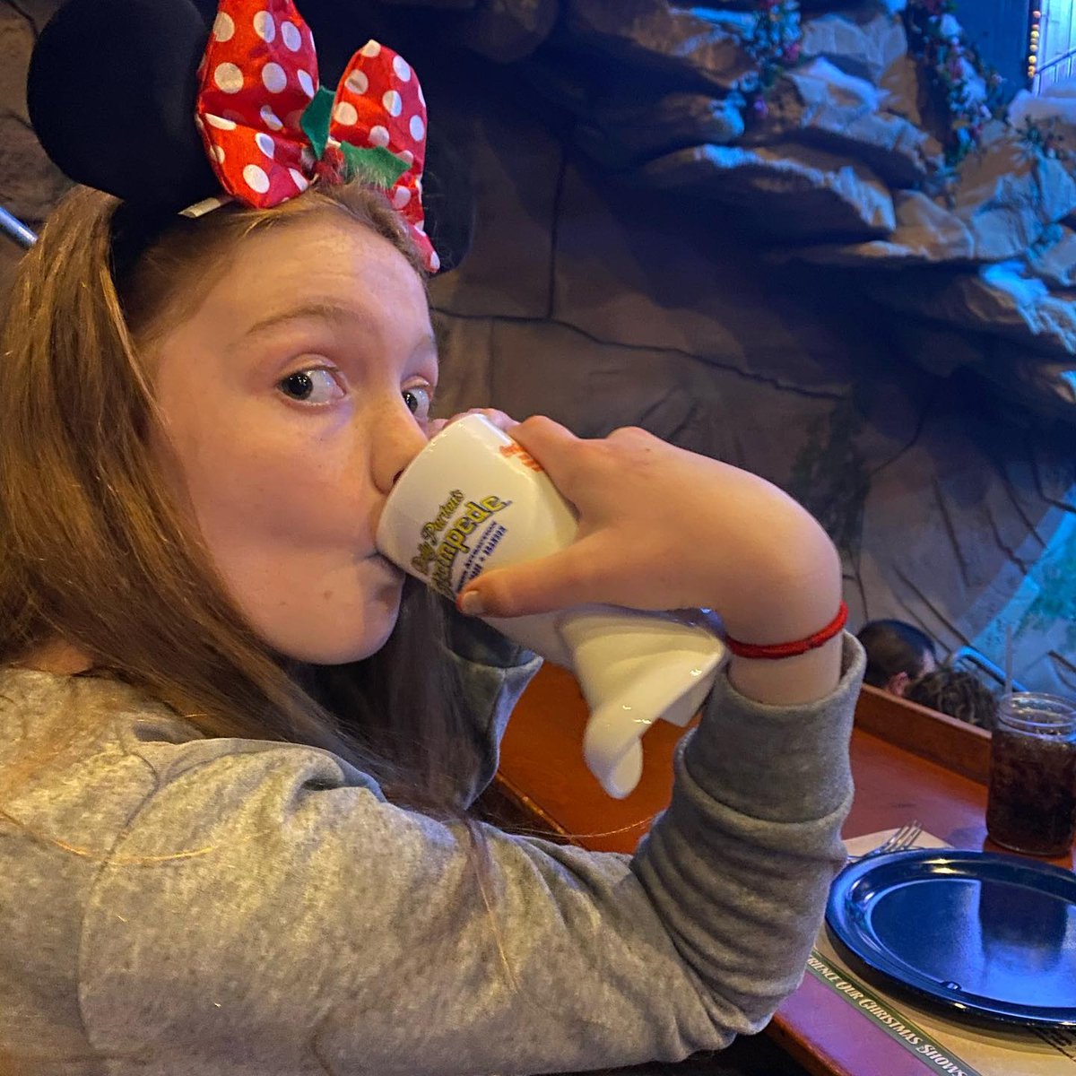 DollysStampede's tweet photo. Who's got some bootmug mugshots to share??? Show us in the comments below! 👇
( #📷 @redkat3274 )
#dollypartonsstampede
#dollypartonsstampedepigeonforge
#dollypartonsstampedebranson
#comfortfood #dinnershow #bootmug https://t.co/0HNFVpsRke