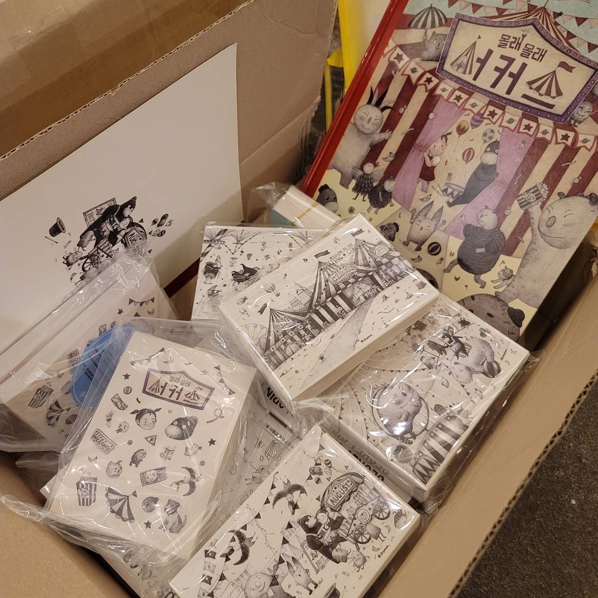 bplatform1's tweet image. 우주나무 출판사의 신간 &amp;lt;몰래 몰래 서커스&amp;gt; 원화 전시가 3월 4일부터  B플랫폼 갤러리에서 열립니다.
진염 작가는 2021 볼로냐 도서전 Finalist Illustrator 에 선정되었습니다. 
출간 기념 사인본 신청시 엽서 4종 스티커등 사은품증정
naver.me/GAin8wRf