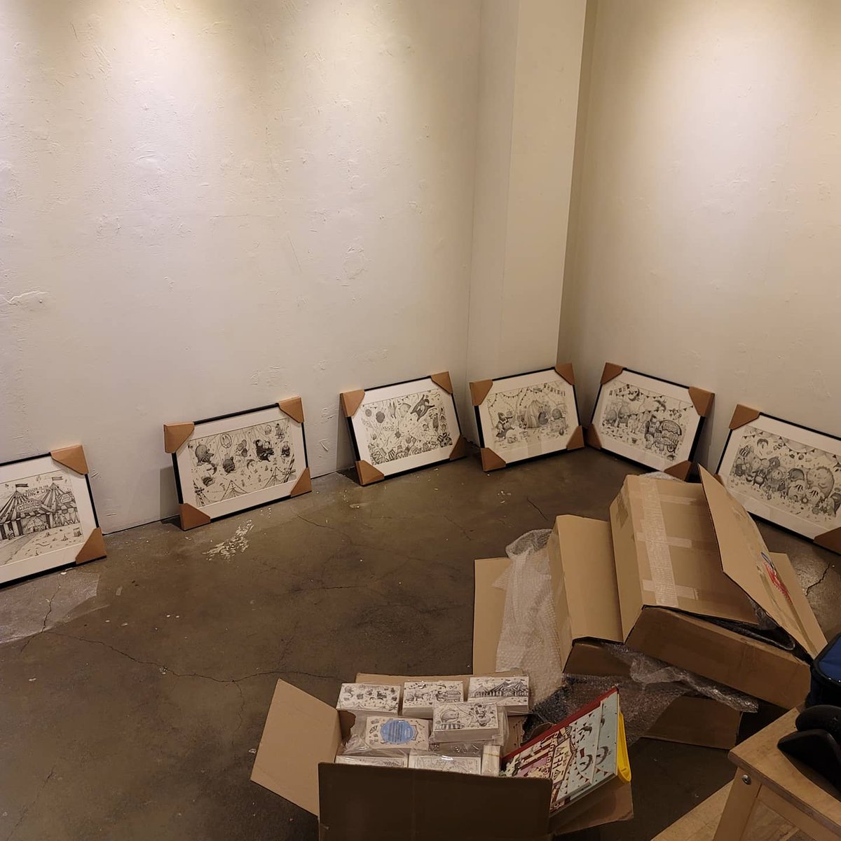 bplatform1's tweet image. 우주나무 출판사의 신간 &amp;lt;몰래 몰래 서커스&amp;gt; 원화 전시가 3월 4일부터  B플랫폼 갤러리에서 열립니다.
진염 작가는 2021 볼로냐 도서전 Finalist Illustrator 에 선정되었습니다. 
출간 기념 사인본 신청시 엽서 4종 스티커등 사은품증정
naver.me/GAin8wRf