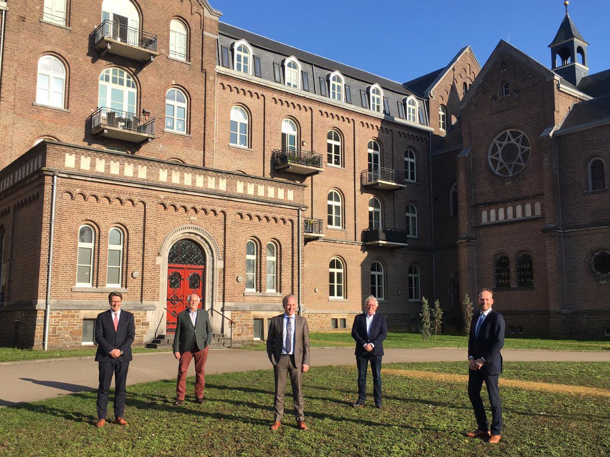 Vandaag zetten de gemeente Montferland, woningcorporatie Plavei, Energieleverancier Graeflander en infra-specialist Firan de handtekeningen onder de plannen voor een warmtenet in de Bloemenbuurt in Didam. Dat betekent dat het warmtenet van start gaat 👉🏼 montferland.info/warmtenet-van-…