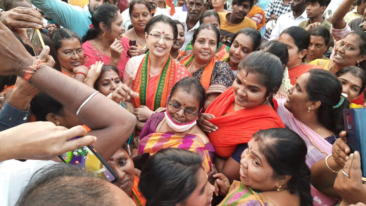 gautamitads's tweet photo. இன்று பாஜக தேசிய மகளிரணித் தலைவர் திருமதி @VanathiBJP அவர்களுடன் #கோவை சங்கல்ப யாத்திரை இரு சக்கர பேரணியைத் துவக்கி வைத்தேன். பேரணியில் திரளான  #பாஜக சொந்தங்களும் பொதுமக்களும் மகிழ்வுடன் கலந்து கொண்டது, கோவையில் பாஜகவின் மகத்தான வெற்றியை உறுதி செய்வதாக இருந்தது.
@bjp4kovai https://t.co/5Ih5uH3SLA