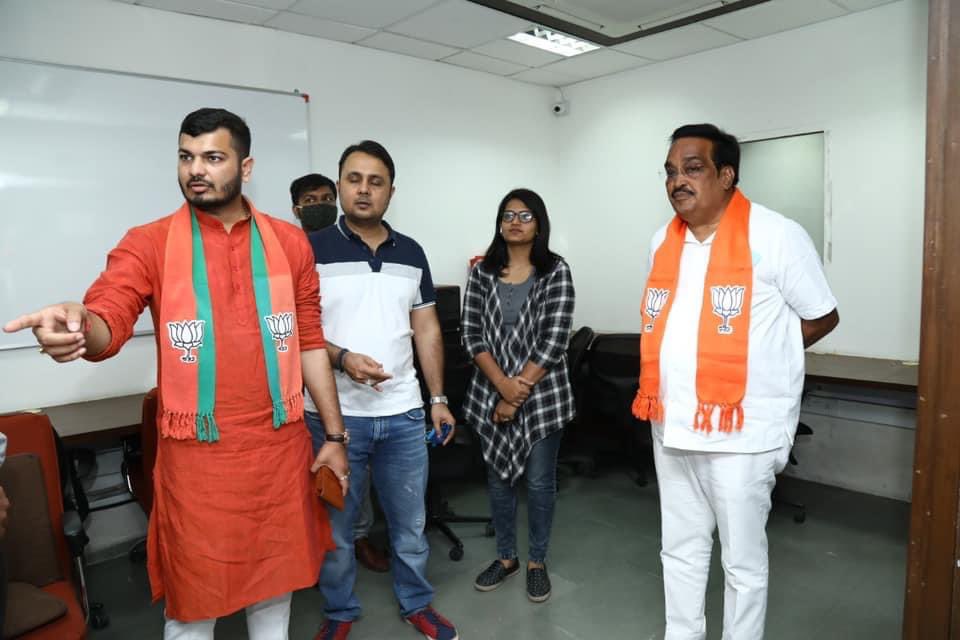 MananDaniBJP's tweet photo. માનનીય @CRPaatil જીને ભારતીય જનતા પાર્ટીની ભવ્યાતિભવ્ય જીત માટે સૌશિયલ મિડીયા વિભાગનાં સૌ સભ્યો વતી અભિનંદન પાઠવું છું. https://t.co/xSUIZLRNbQ