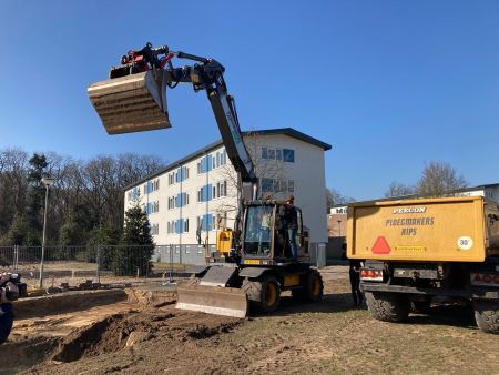 Vandaag ging de eerste schop in de grond voor 16 hofjeswoningen in Venray.   Bewoners zijn vanaf de start actief samen aan het werken aan hún fijne woonplek. Ze kozen de stedenbouwkundige invulling en beslisten over uitstraling en meer. Samen met <a href="/gemeente_Venray/">Gemeente_Venray</a> @HendriksCoppel