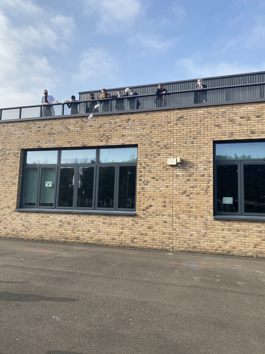 GAclassof_2025's tweet photo. Today’s yr7 who have been onsite throughout lockdown attempted to create parachutes to fly their eggs off of the balcony ! They all had an eggcellent time 🥚🍳👏🏼👏🏼#LockInRewards @GloucsAcademy https://t.co/YR0RJPJ1NV