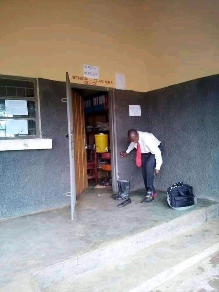 Troll_in_Rwanda's tweet photo. #Twebwe: Mwalimu w'imibare na Physics uyu munsi ntaza aragaswi, imvura yaguye.
#Mwalimu w'Imibare:ππππ https://t.co/zp2d0uzGtC