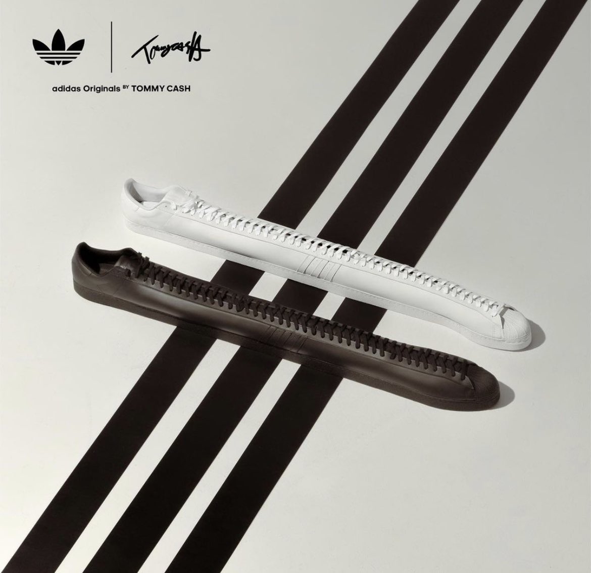 Kulturlesite_'s tweet photo. Adidas et le rappeur Tommy Cash s’associent et dévoilent un nouveau modèle de la Superstar.

Il s’agit des sneakers les plus longues du monde. https://t.co/G4TczYg4D6