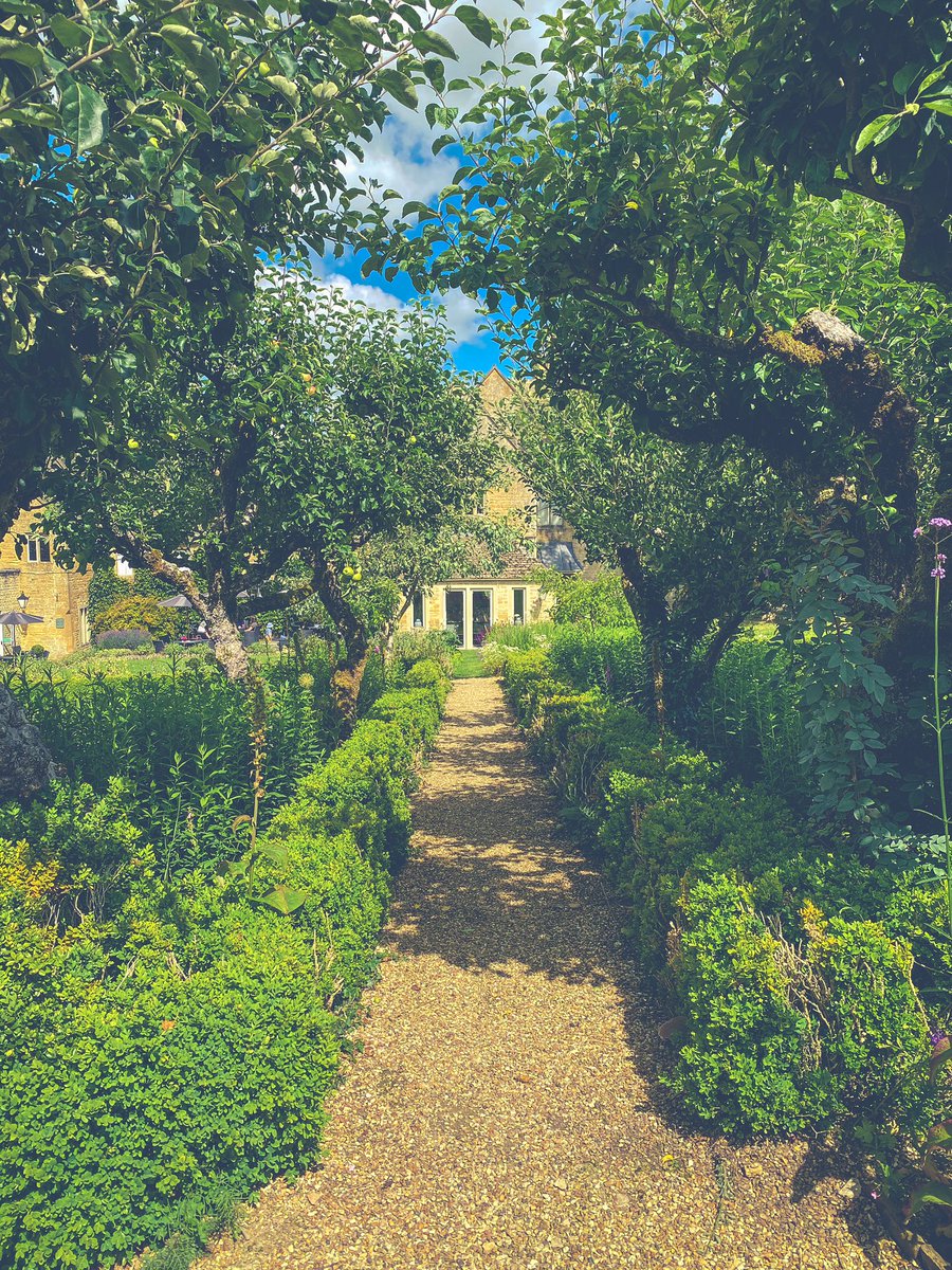 CotswoldLords's tweet photo. The glimpse of sun at the weekend had us dreaming of summer days in our gardens πΊ
Who will be joining us?! βοΈ
#TheCotswolds #Summer2021 #CotswoldSummer https://t.co/17UA4CK5ZZ