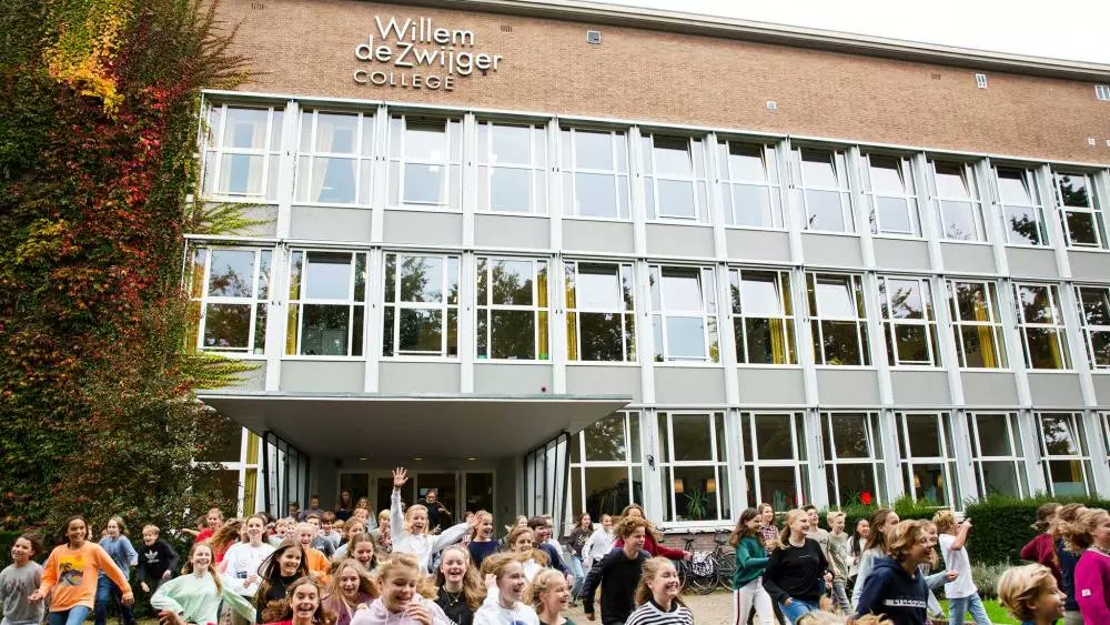 Tientallen Gooise scholieren besmet na losbandige vakantie: "Onverantwoord gedrag"
nhnieuws.nl/nieuws/281776/…