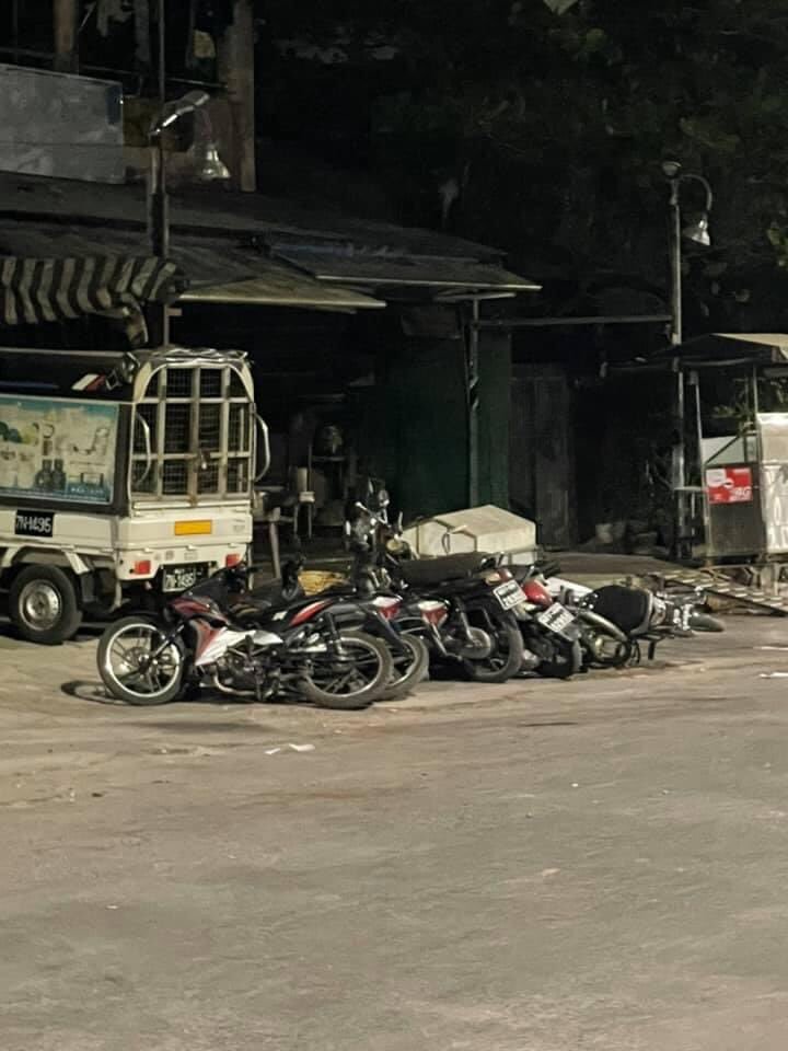 Happened in Mandalay at around 9pm. Terrorists destroyed civilian's belongings. They're using violence everyday and everywhere. How can people stay peacefully under the Junta?
ELECTED CRPH

#WhatsHappeningInMyanmar
#Mar2Coup #MilkTeaAlliance