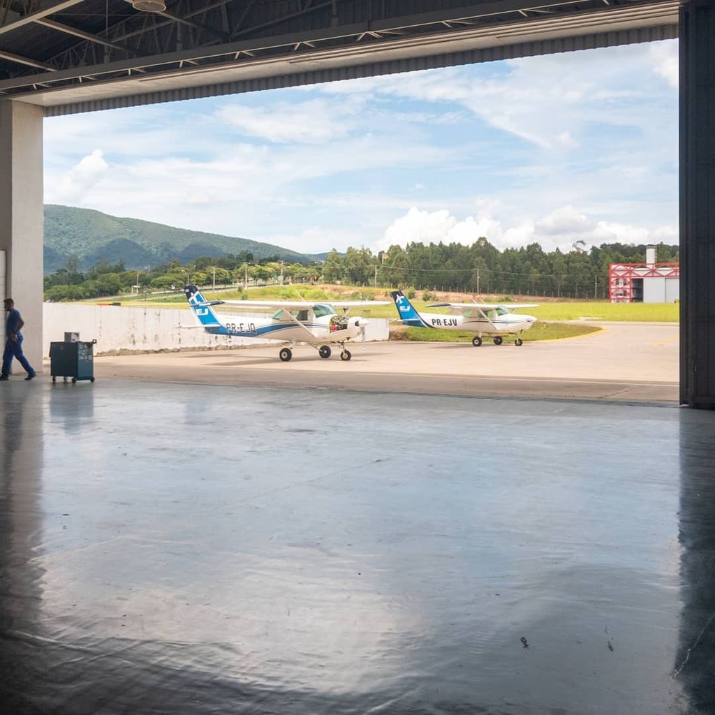 suzanabueno's tweet photo. No Instagram: É bem mais difícil treinar em dia quente. Avião pula feito touro mecânico. Pelo menos é didático, mas é bem mais tenso. 😫
#avgeek #aviation #comoeuvou #aviao https://t.co/aGtz8gvydt https://t.co/KPDa4ZFstp
