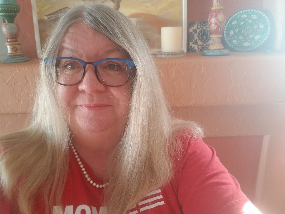 CherylHaase's tweet photo. 2 things I know for sure: 1.Thin Mints are the best Girl  Scout cookies 
2. Politicians owe us #MoreThanThoughtsAndPrayers to stop gun violence

Tell your rep to cosponsor #HR8, background checks on all gun sales: Text CHECKS to 644-33 to connect w/ your rep. @MomsDemand https://t.co/xaSuMJwBu9