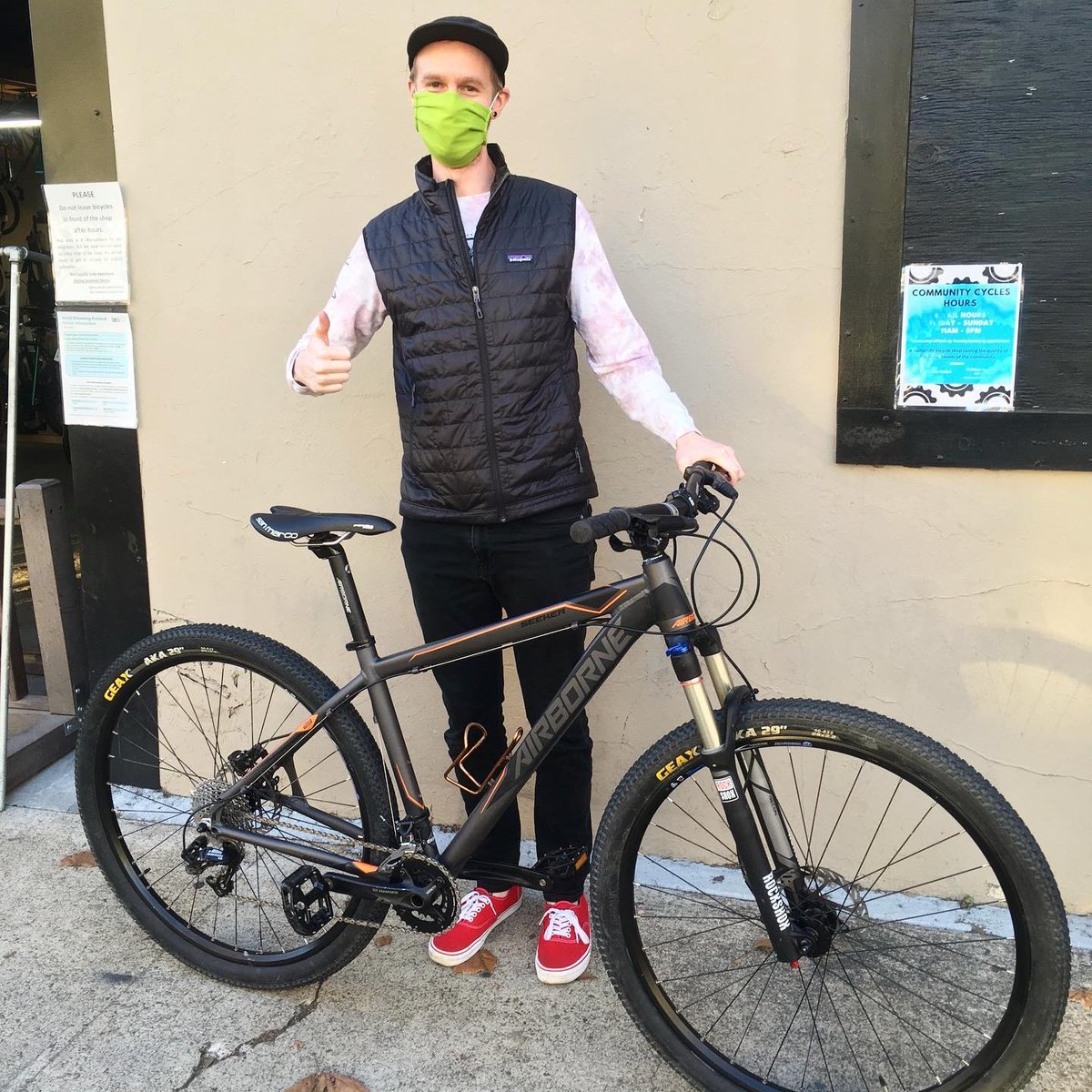 ccyclescali's tweet photo. Alex was looking for his first mountain bike &amp; it’s hard to go wrong with this Airborne Seeker.

#firstmountainbike #mountainbiking #mtb #bikeshop #nonprofit #nonprofitbikeshop #buyabikegiveabike #ccofca https://t.co/aslYaofnzx
