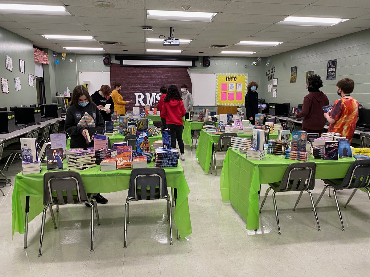 rmsbadgers's tweet photo. We have a totally FREE book fair for our students this week thanks to our Family Involvement Coordinator Mrs. Ray! All ELA classes are able to visit the fair this week in the library computer lab and each student is able to choose one book, free of charge! 📚 #LetsDouxThis https://t.co/sRsghfB3iL