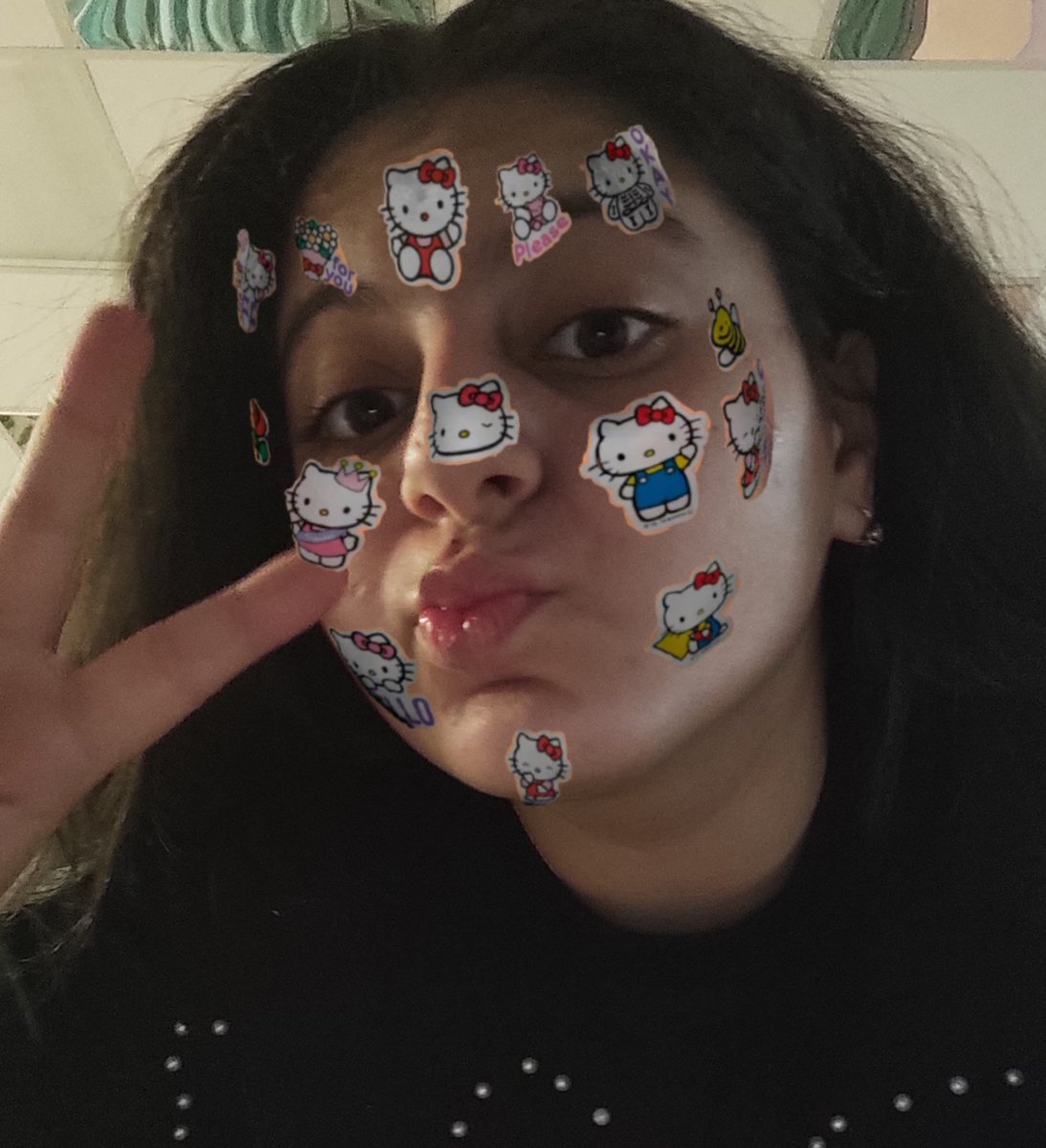 0_0oksak0_0oksi's tweet photo. опять #ARMYSelcaDay и опять с Чонгуком🛐 #bts #jk #helloKitti https://t.co/ISFBpN43v6