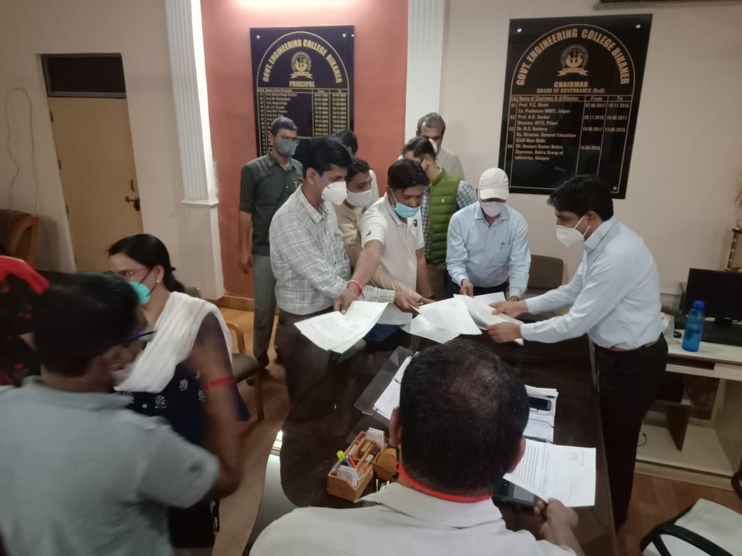 sdsharmapune's tweet photo. @ashokgehlot51 @drsubhashg @ajaymaken @pantlp @patrikaraj @RahulGandhi 
#SAVE_GovtEnggColleges_Raj
Faculty and Staff leaving additional administrative responsibilities...
Need of the hour is Carrier of student through faculty and staff.
Hoping positive response from Govt. https://t.co/TWXPBPUZBZ