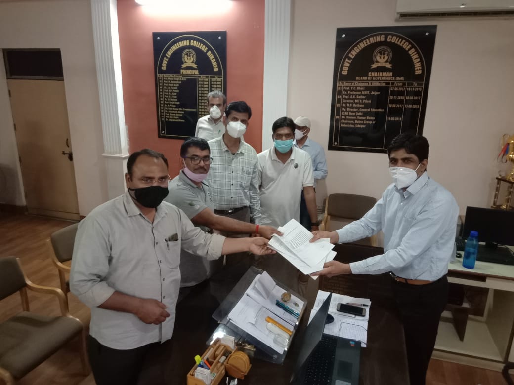 sdsharmapune's tweet photo. @ashokgehlot51 @drsubhashg @ajaymaken @pantlp @patrikaraj @RahulGandhi 
#SAVE_GovtEnggColleges_Raj
Faculty and Staff leaving additional administrative responsibilities...
Need of the hour is Carrier of student through faculty and staff.
Hoping positive response from Govt. https://t.co/TWXPBPUZBZ