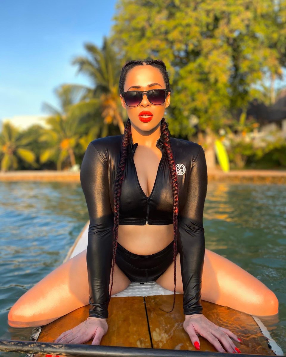Nicole_Bessick's tweet photo. Tomb raiding the shores of ZNZ like... 💣🇹🇿

👙: @boostgymwear #BoostBabe https://t.co/xwALaISLib