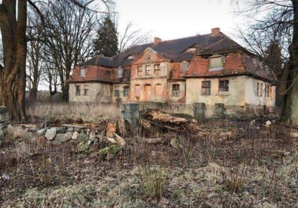 Basteksc's tweet photo. W 2017 Obajtek kupił zrujnowany dworek na Kaszubach. Oddał na 10 lat w użytkowanie fundacji "Kresy RP", która później dostała 800 tys państwowej dotacji na remont. W 2027 własność wróci do niego, gotowa do zamieszkania.
Tak się robi wałki w Polsce, a niektórzy jeszcze biją brawo. https://t.co/eL8HWGIUlI