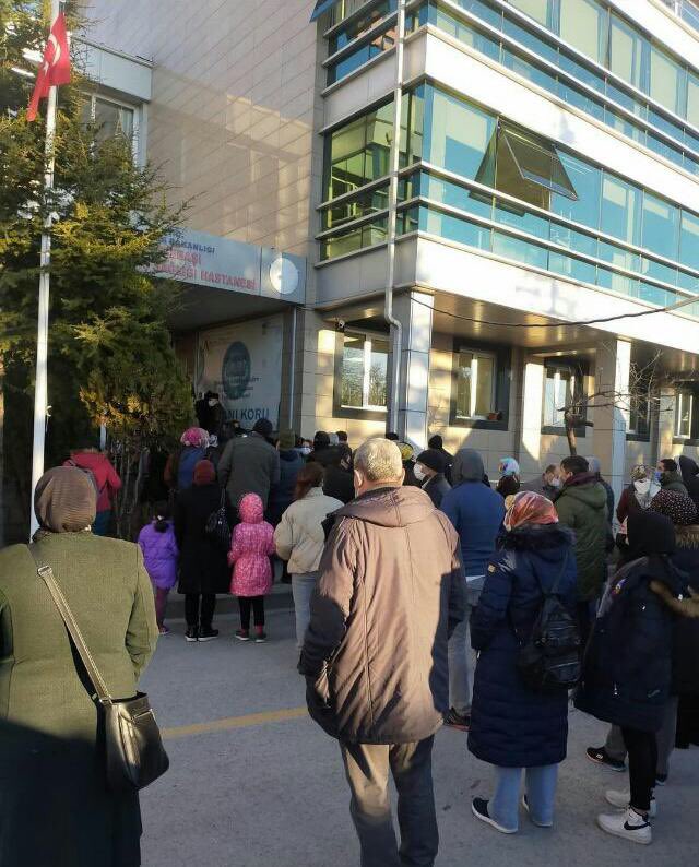 kanibekoizmir's tweet photo. 1 yıldır kapalı olan Ağız ve Diş Sağlığı Merkezleri açıldı. 1 yıldır bekleyen binlerce vatandaş metrelerce kuyruk oluşturdu. 
Bu yoğunluk göz önüne alınarak; Acilen Ağız ve Diş Sağlığı Teknikerlerinin ataması  yapılmalıdır.

#ADSMyeAğızDişTeknikeriVer https://t.co/VcRWSHBcD5