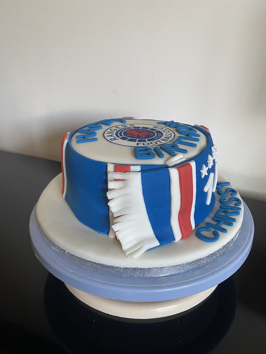 stephmcd90's tweet photo. A couple of cakes I was asked to make this week. #StephsCakes #AmateurBaker #RangersCake @RangersFC hope you approve 👍🏻🔴⚪️🔵 https://t.co/pRxbaSSY9N