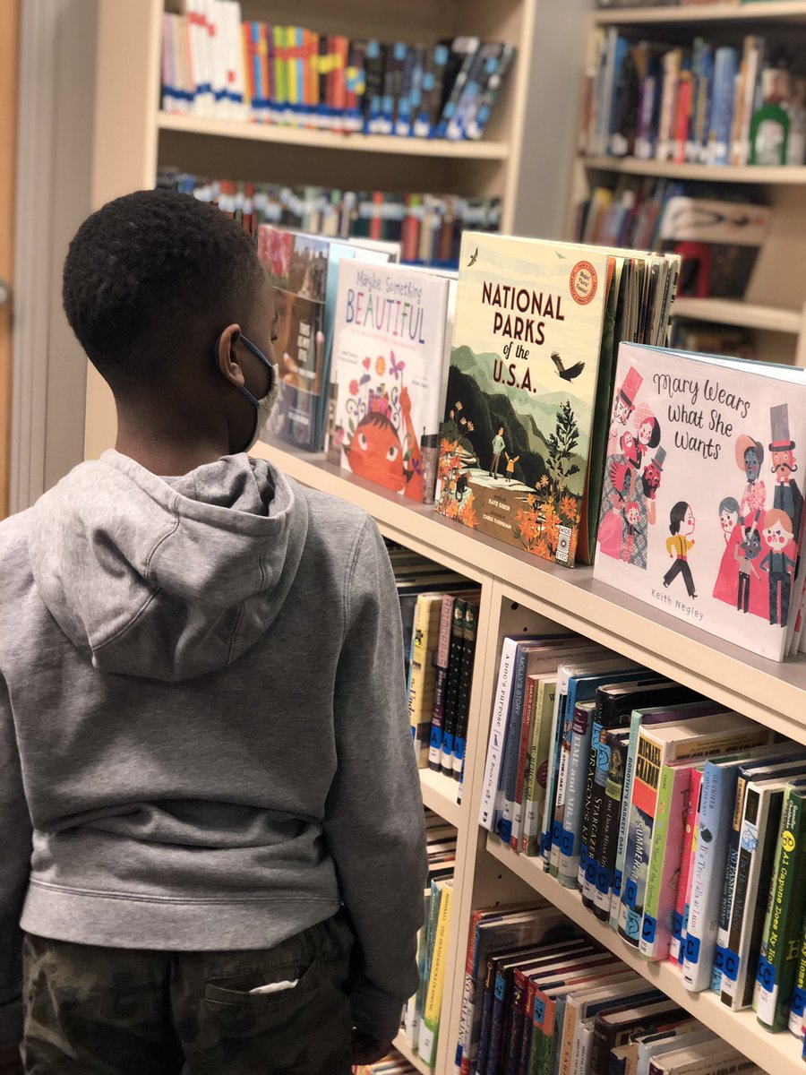 Our fourth graders exploring the library space! Love seeing our readers connecting with new titles back in their library #ItsWorthIt #ParkSharks 💙🦈💙