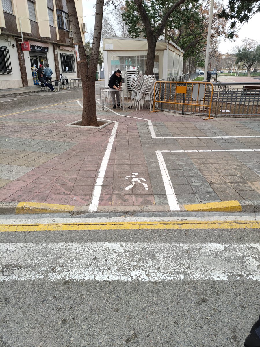 XaviArnou's tweet photo. Definir, indicar y delimitar las zonas exclusivas de paso permite una mayor agilidad de movimientos para evitar la acumulación de personas en la calle y en el espacio público, evitando molestar a quienes se toman un café en una terraza o a los coches aparcados.
@ciudadmoses https://t.co/5AUKgVVQRG