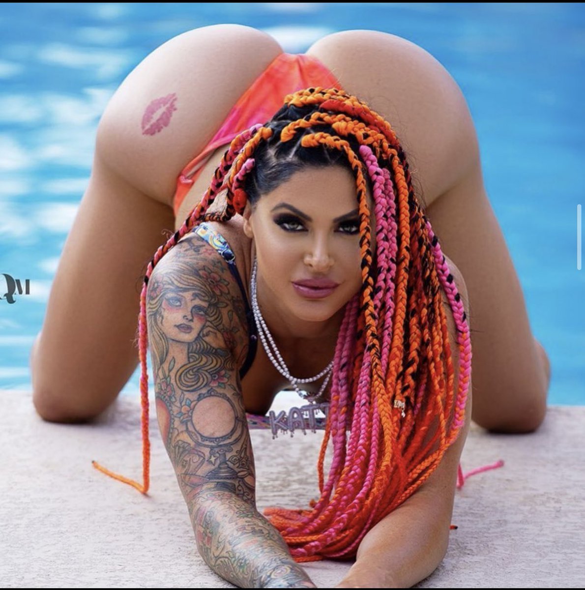 TheKatieForbes's tweet photo. What color should I get my braids next time❓❤️🧡💛💚💙💜💖 https://t.co/HfvuZoJa1c