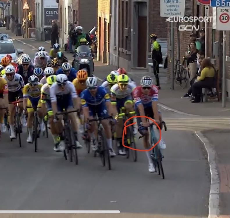 DuckingTigerTH's tweet photo. Canyon bike is getting shit from youtuber this week. I bet tonight even. #lesamyn https://t.co/m4U9meHkFF