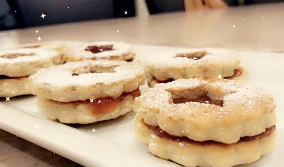 The_Hijabi_'s tweet photo. Homemade Mexican butter cookies with strawberry filling.
#halalbaking #halal #galletas #buttercookies #baking #halalrecipes #homemadecookies #housewife #realhousewife #lovecookies #strawberryfiling #homemade https://t.co/jyDfJWg7ph