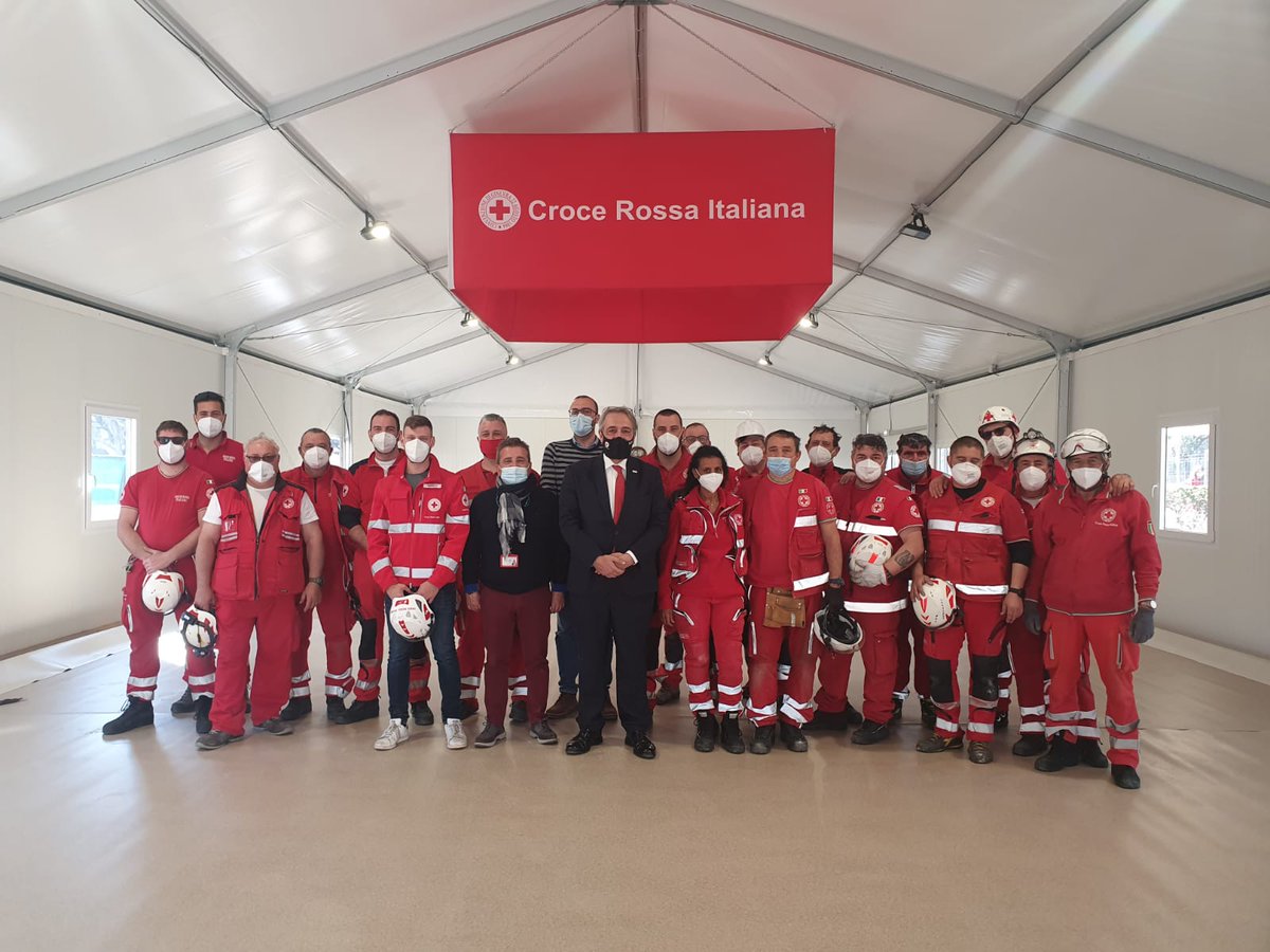 📍"Orgoglioso del lavoro della nostra squadra nel realizzare in tempi record il nuovo centro vaccinale di Roma Termini, il primo in una stazione ferroviaria, in collaborazione con <a href="/RegioneLazio/">Regione Lazio</a> e <a href="/fsitaliane/">Ferrovie dello Stato Italiane</a>". Così <a href="/Francescorocca/">Francesco Rocca</a> a margine del sopralluogo del cantiere.