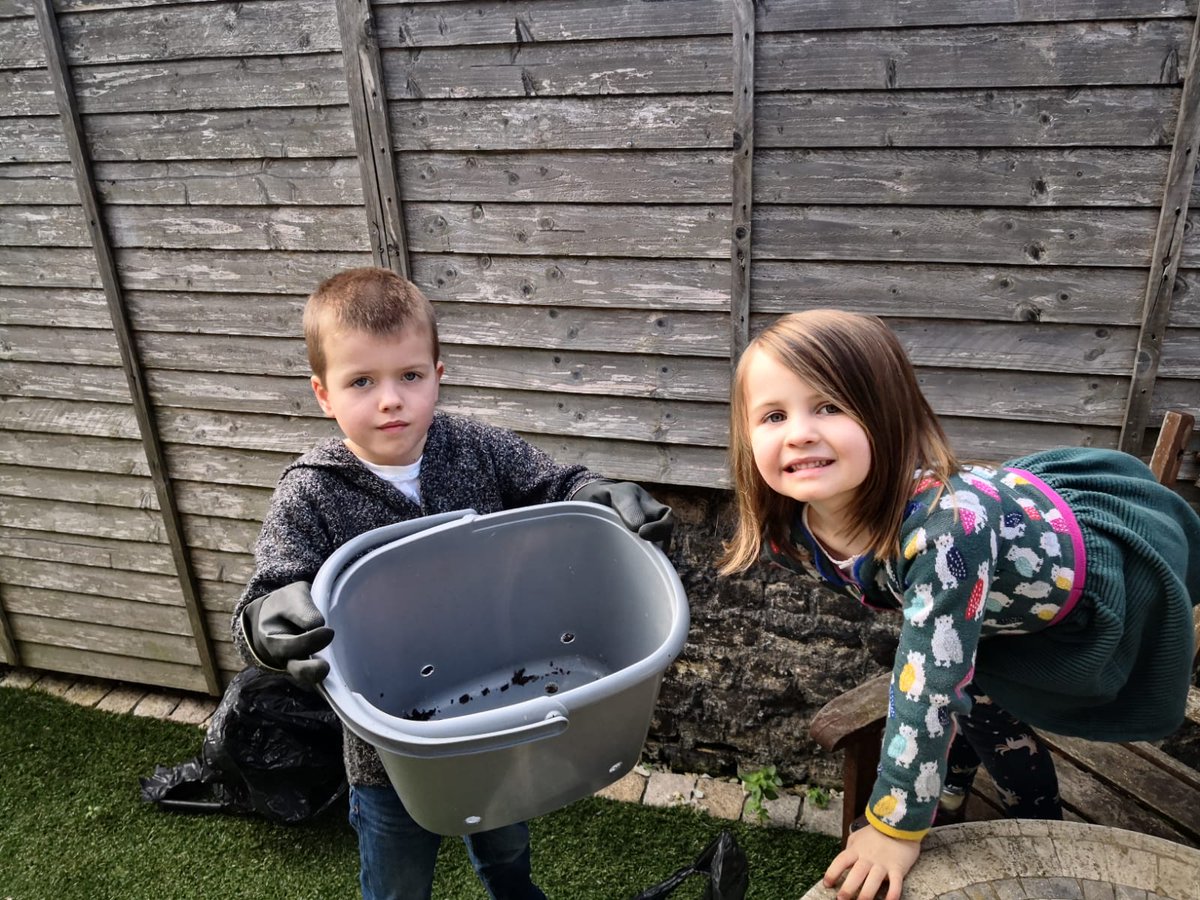 becreativekev's tweet photo. Reuse the plastic!- #1Maya and Kuba are ready to start learning how to reuse &amp; #compost ! This process recycles organic materials otherwise regarded as waste products. Join us in this week's journey. They'll learn to #BinTheBag #Dublin https://t.co/Ura4VNwy6D