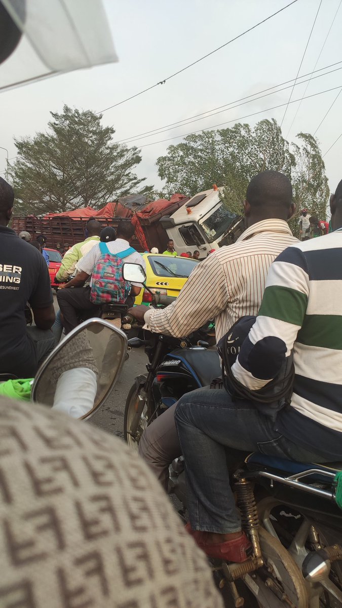 BerthierAce's tweet photo. #WhatsAppNews
#Douala
#Logbaba
#Trafic237
Gros accident du côté de la mairie de Logbaba
Un camion qui aurait écrasé des citoyens. https://t.co/mOo2bx8x3t