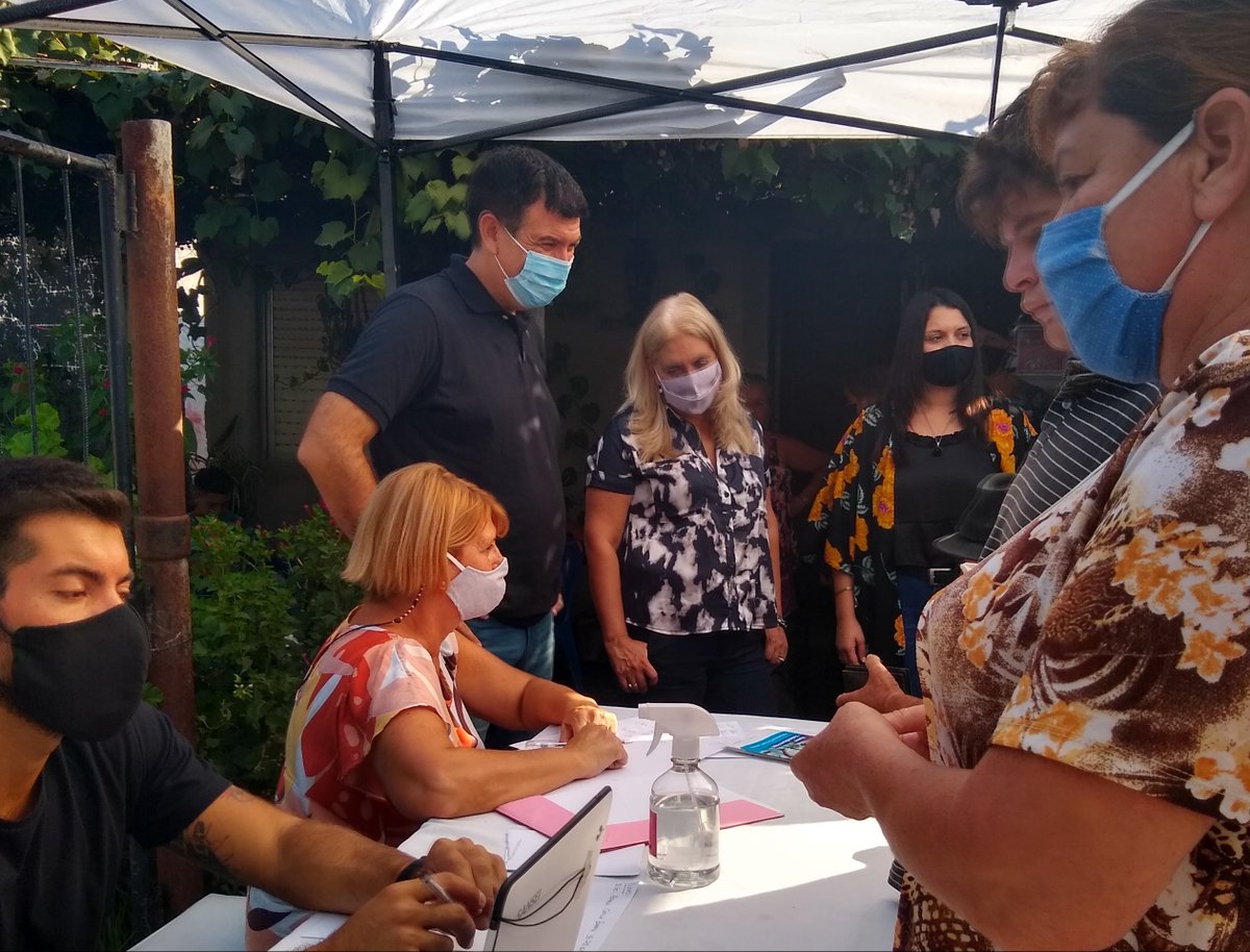 ArielArchanco's tweet photo. Que cada vecinx pueda realizar trámites en su barrio es sumamente importante 🙌🏾

En Puente de Fierro compartimos una jornada en donde #PAMI, @ansesgob y @renaper_ar  estuvieron ayudando quienes lo necesitaban 📝⠀⠀
⠀
Gracias concejala @virginiaFRLP por brindar el espacio 🤝 https://t.co/Y8o83KYFAV