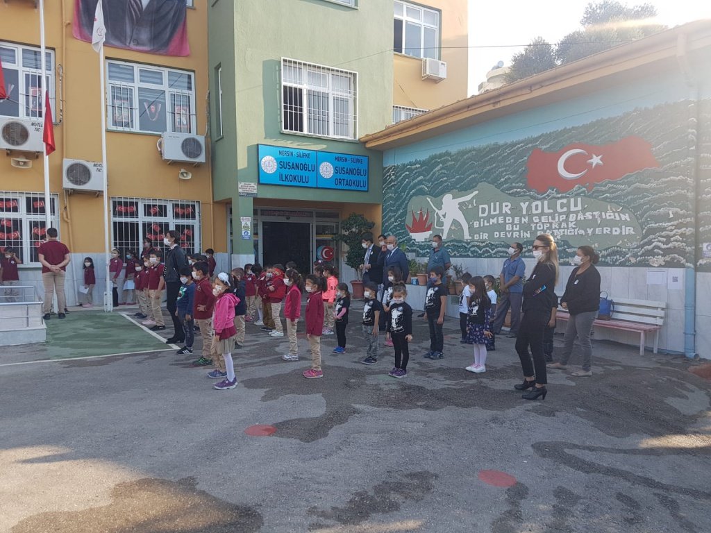 SusanogluO's tweet photo. Susanoğlu İlkokulu ve Ortaokulu'nda İstiklal Marşı'mızı gururla okuyarak, okulumuzu açtık.Yüz yüze açık alanda öğretmenler kurul toplantımızı da yaparak yol haritamızı çizdik.Bir daha ara vermemek, ayrılmamak dileğiyle.
#okullarıactık 
#silifkearge
#silifkemem
#okulumuözledim https://t.co/hAcJg31aWA