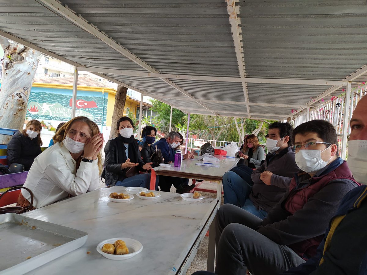 SusanogluO's tweet photo. Susanoğlu İlkokulu ve Ortaokulu'nda İstiklal Marşı'mızı gururla okuyarak, okulumuzu açtık.Yüz yüze açık alanda öğretmenler kurul toplantımızı da yaparak yol haritamızı çizdik.Bir daha ara vermemek, ayrılmamak dileğiyle.
#okullarıactık 
#silifkearge
#silifkemem
#okulumuözledim https://t.co/hAcJg31aWA
