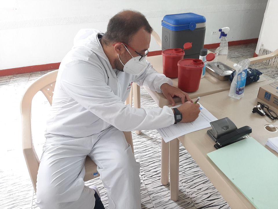 alcaangelopolis's tweet photo. 📣 ¡Así inició la vacunación contra la COVID-19 en nuestro Municipio! 👏🏻
💉 El día de hoy, iniciamos la vacunación con el personal de la salud de la E.S.E Hospital La Misericordia, a quienes protegemos para dar inicio a las siguientes etapas. ���‍⚕️👨‍⚕️👵👴 https://t.co/lmxaYTGgm6