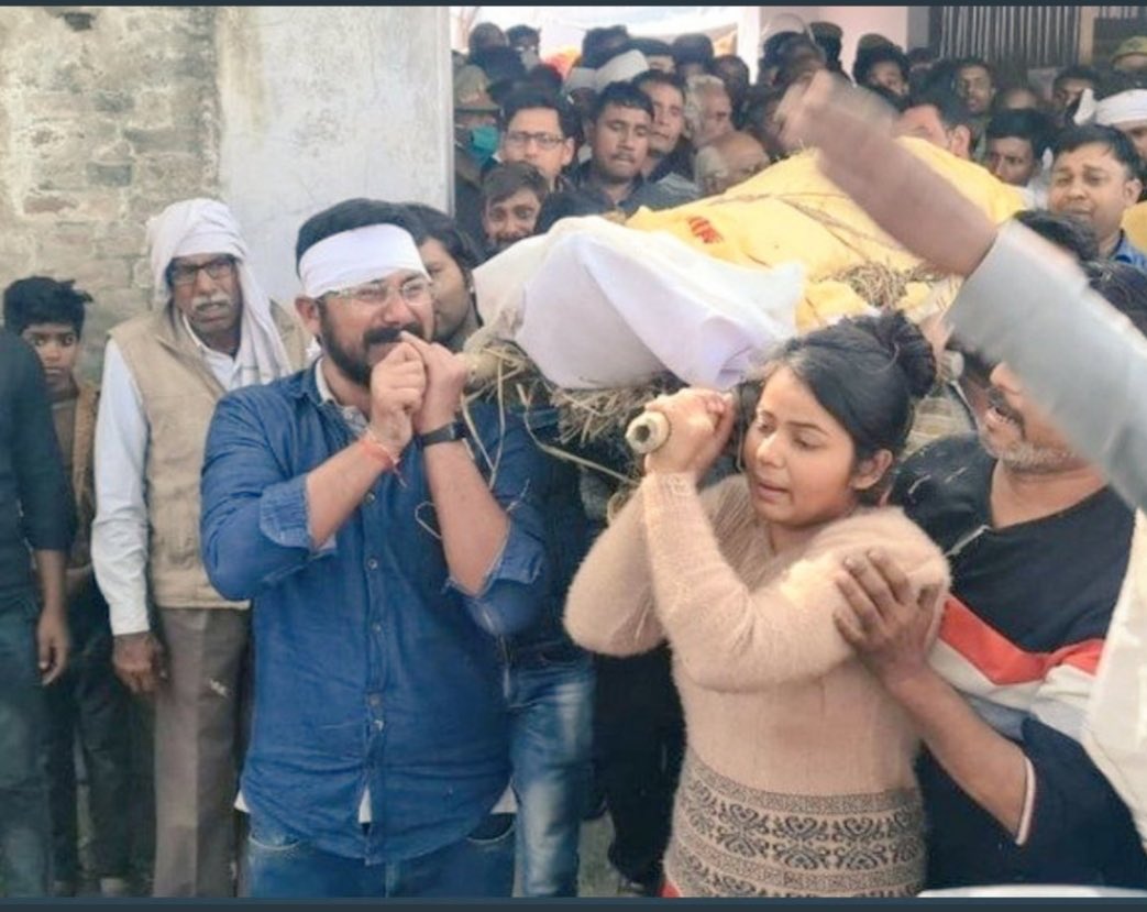 Awhadspeaks's tweet photo. The price that a father paid for standing by, speaking up &amp; supporting his victimised daughter; which led to his sad end by the hands of the accused who was out on bail.
A heart wrenching image.. a pitiable state of affairs..
#Hathras_Again https://t.co/qwmkOPkCFA