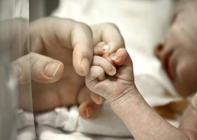 Sports_Doctor2's tweet photo. Mother of 5, Mrs. Analia Bouter was 26weeks pregnant(6months) when she entered into labour and delivered prematurely

Upon delivery, the obstetrics and gynecologist (Women specialist) and neonatologist (newborn baby specialist) both confirmed the baby dead at birth 

#OdogwuTales https://t.co/oWFzT0WpXu