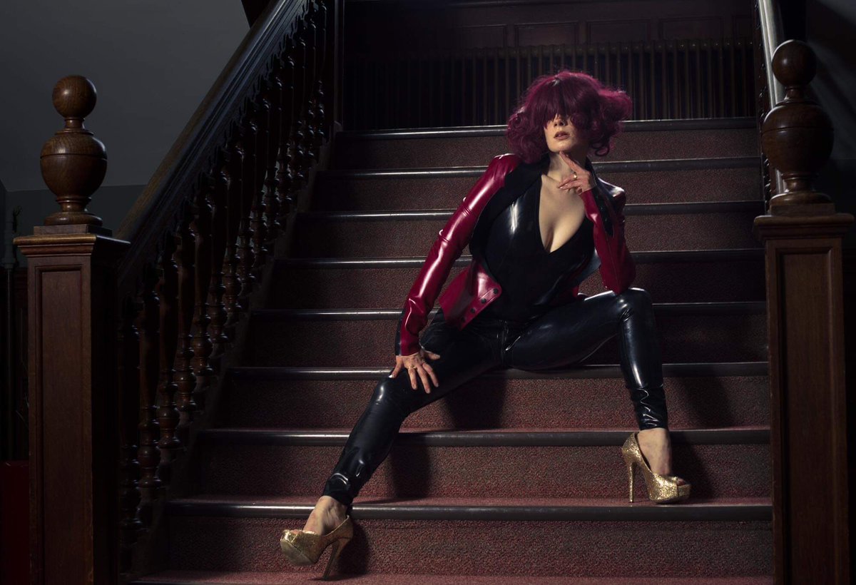 JynxModel's tweet photo. So, who wants to see a #video of me wiggle my way into my #latex #latexfashion and who is going to help me get into my #latexcatsuit ππ@fetcats1 #fetcat #anonymousmodel This shot was taken on a portfolio builder hosted by myself & @FidelioImages - cant wait to offer these again https://t.co/TiU5mvNtaB