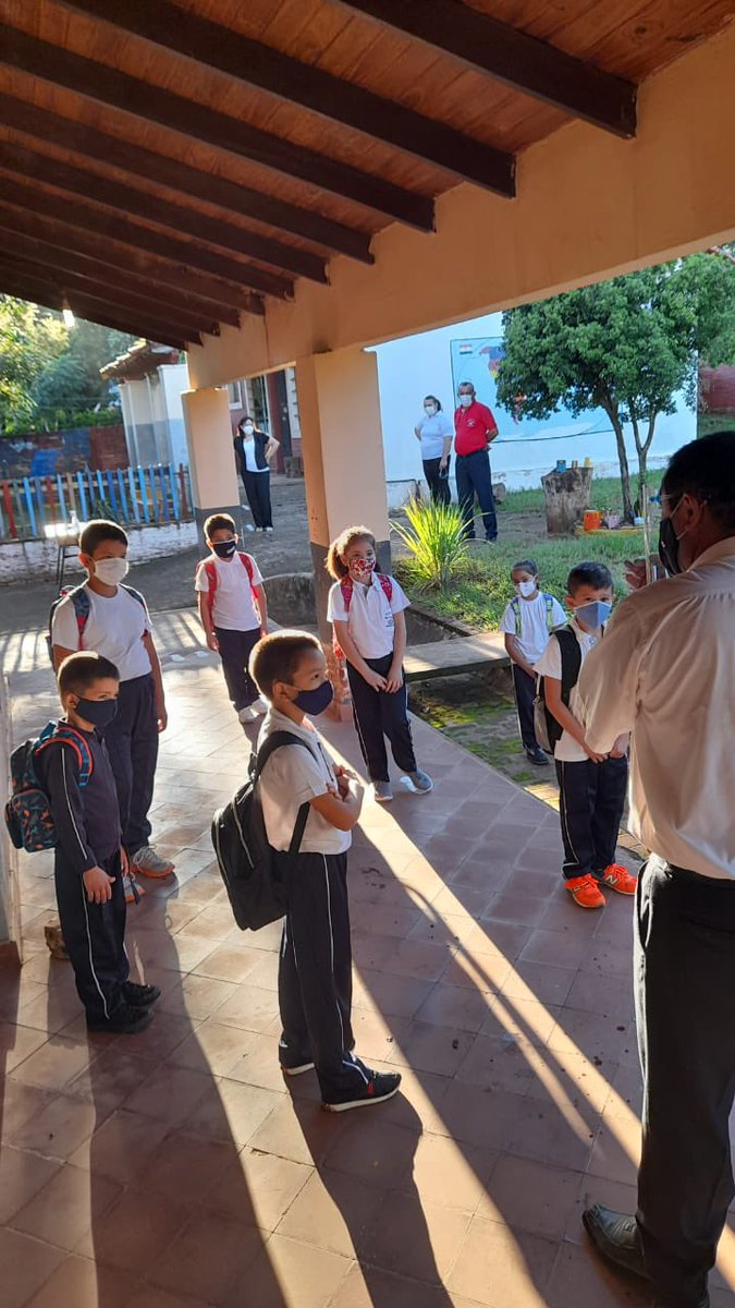 MECpy's tweet photo. 📍En un ambiente de alegría y emoción inician las clases presenciales en la Escuela Básica Ybytyruzu 1454 del Distrito de Independencia- Guairá.

➡️Fiesta en inicio de clases🥳👏

#RetornoSeguroAClases2021🙌 https://t.co/jW1IK56CZP