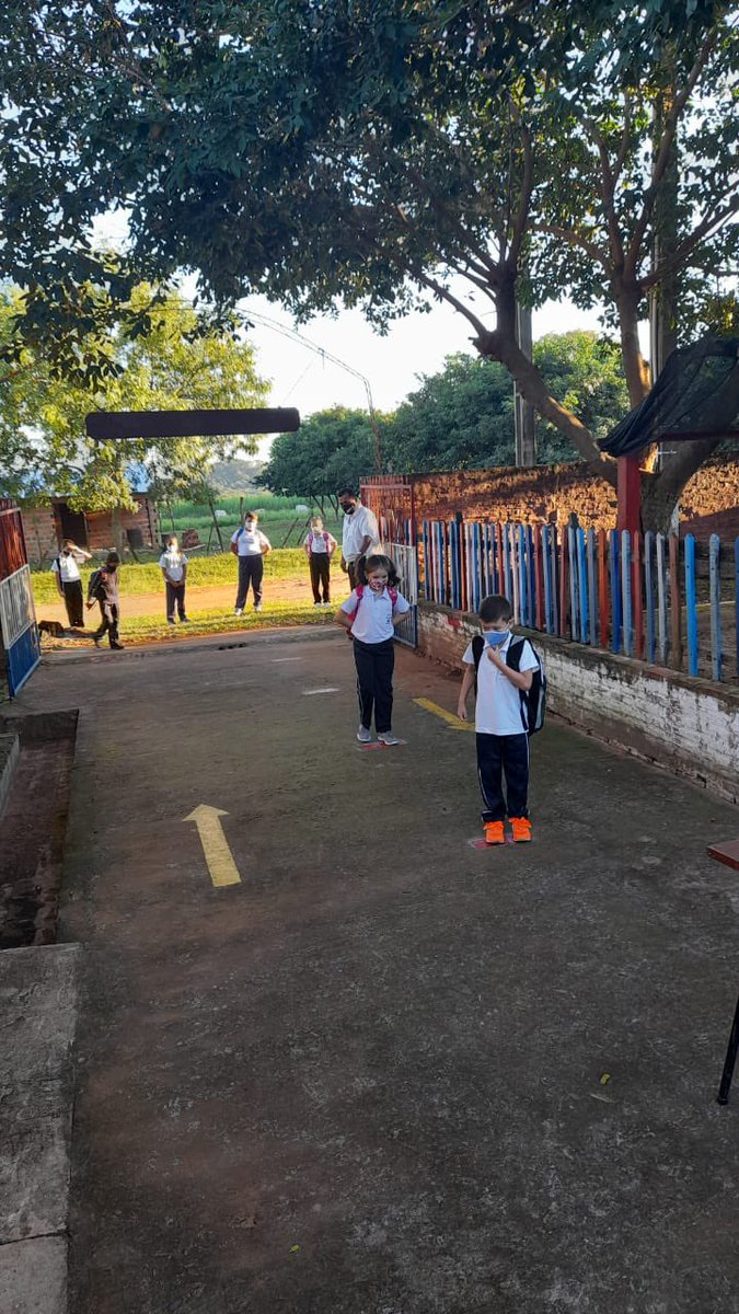 MECpy's tweet photo. 📍En un ambiente de alegría y emoción inician las clases presenciales en la Escuela Básica Ybytyruzu 1454 del Distrito de Independencia- Guairá.

➡️Fiesta en inicio de clases🥳👏

#RetornoSeguroAClases2021🙌 https://t.co/jW1IK56CZP