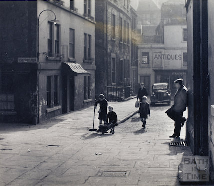 Hard to recognise Abbey Green in this evocative photo.
bathintime.co.uk/children-playi…