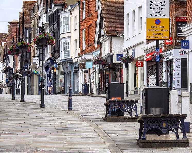GuildfordBC's tweet photo. *HIGH STREET CLOSING FOR CARS*

The High Street barrier is closing again tomorrow (3 March) to make it safer to walk in the town centre.

We will review this as our vulnerable residents start having their second vaccinations at @Superdrug in April. https://t.co/2sWcHrzlKw